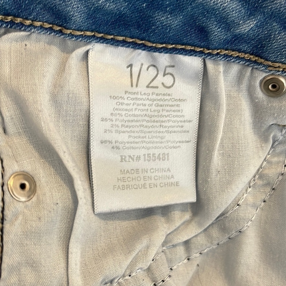Simple Society Distressed Shorts l SIZE 25 - Picture 7 of 7